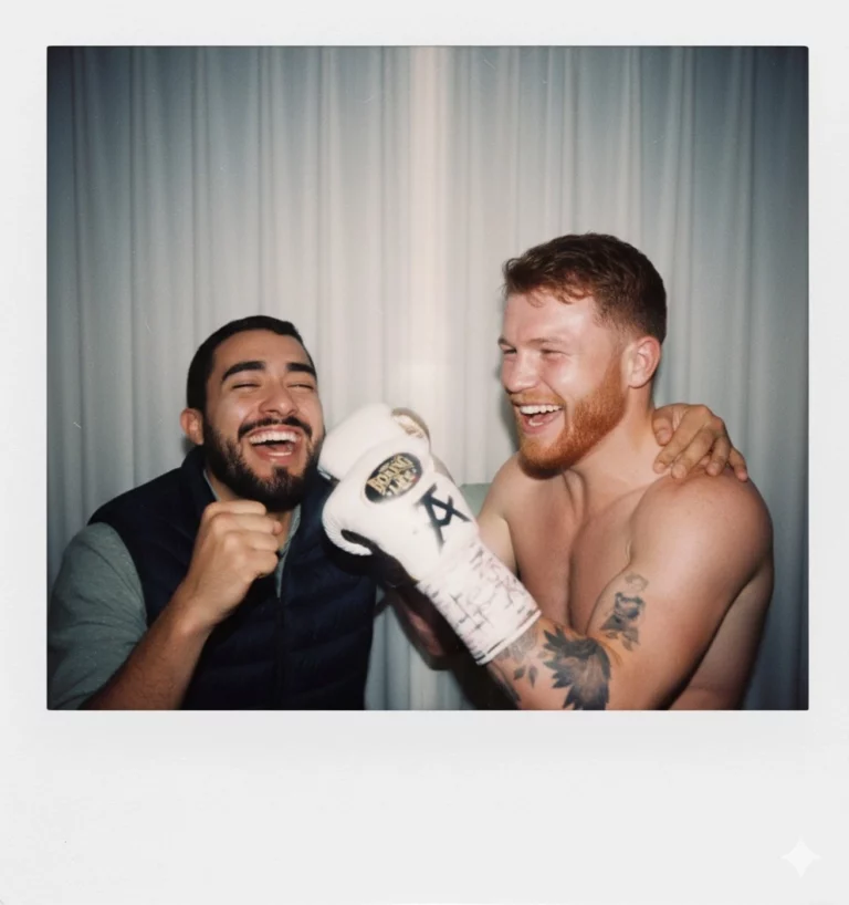 Un hombre sonriendo junto al boxeador Canelo Álvarez, en un ejemplo de creación de imágenes con IA para lograr una foto Polaroid realista y espontánea.