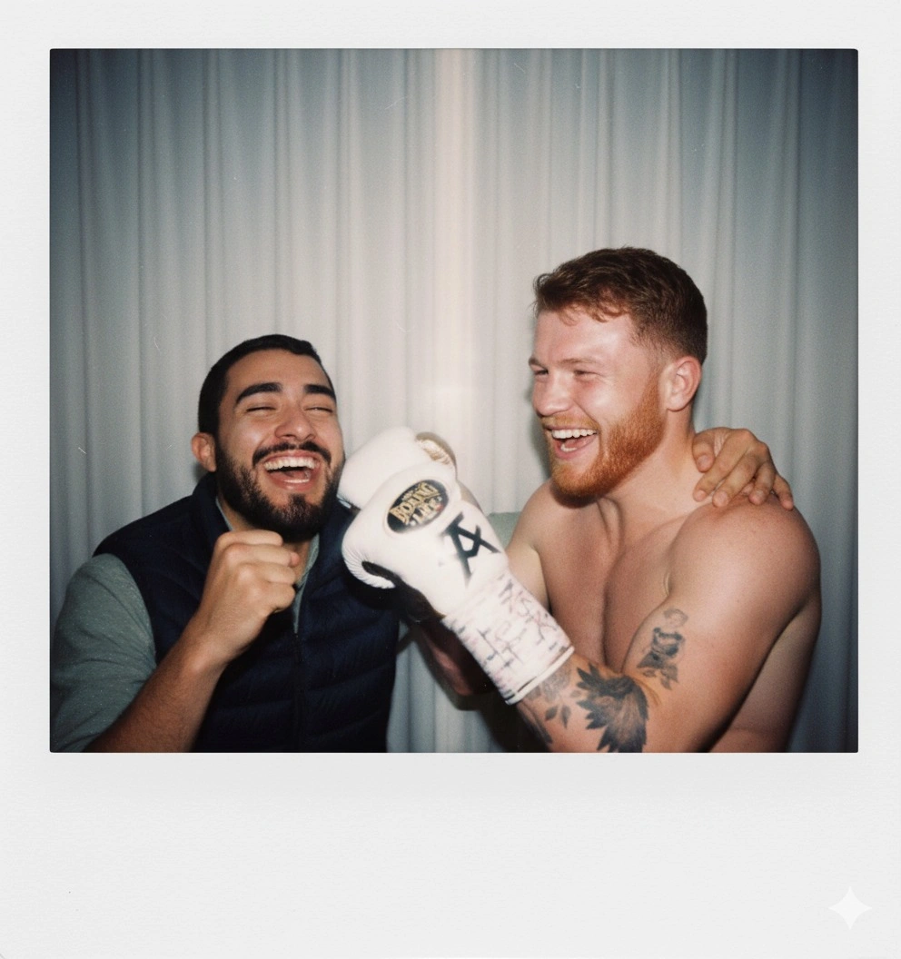 Un hombre sonriendo junto al boxeador Canelo Álvarez, en un ejemplo de creación de imágenes con IA para lograr una foto Polaroid realista y espontánea.